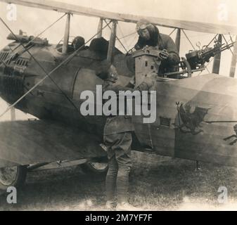 Oldtimer-Foto um 1918 von einem amerikanischen Zweisitzer-Kampfflugzeug, das während des Ersten Weltkriegs an der Westfront in Frankreich mit einer Fotoaufklärungskamera beladen wurde. Das Flugzeug ist ein Salmson 2A2 von Major John Reynolds, Befehlshaber der 91. Aero-Staffel Stockfoto