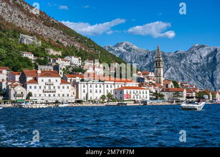 Blick auf die Uferpromenade der Altstadt von Perast, mit Glockenturm der Nikolaikirche auf der rechten Seite, an der Bucht von Kotor in Montenegro Stockfoto