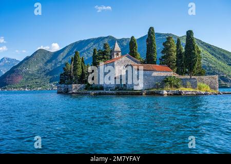 Insel St. George (Ostrvo Sveti Dorde) vor der Küste von Perast an der Bucht von Kotor in Montenegro Stockfoto