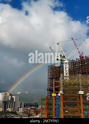 Regenbogen über im Bau befindlichem Gebäude in Taipeh Stockfoto