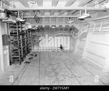 Innenansicht des taktischen Sonar-/Thermografieraums der gezogenen Raketenfregatte USS HALYBURTON (FFG 40) bei 80 Prozent Fertigstellung. Basis: Seattle Staat: Washington (WA) Land: Vereinigte Staaten von Amerika (USA) Stockfoto