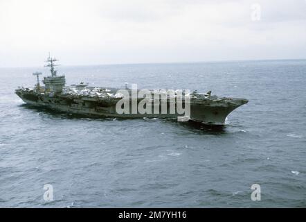 Ein Steuerbord-Bugblick des nuklearbetriebenen Flugzeugträgers USS NIMITZ (CVN-68) im Gange. Land: Mittelmeer (MED) Stockfoto