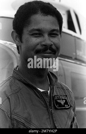 Lieutenant Lee O. McKinnon, Ausbilderpilot mit Helicopter Training Squadron 8, steht neben seinem Sea Ranger Helicopter TH-57A. Basis: Marine Air Station, Whiting Field State: Florida (FL) Land: Vereinigte Staaten von Amerika (USA) Stockfoto