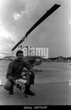 LT Lee O. McKinnon, Ausbilderpilot mit Helicopter Training Squadron 8 (HT-8), posiert vor einem TH-57A Sea Ranger Helicopter. Basis: Marine Air Station, Whiting Field State: Florida (FL) Land: Vereinigte Staaten von Amerika (USA) Stockfoto