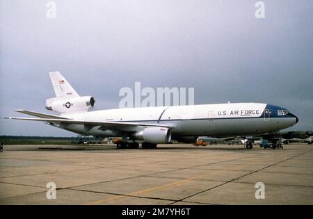 Rechte Seitenansicht eines KC-10 Extender-Flugzeugs, das vor dem Fliegen einer Betankungsmission während des Fluges auf der Landebahn geparkt ist. Basis: Luftwaffenstützpunkt Barksdale Bundesstaat: Louisiana (LA) Land: Vereinigte Staaten von Amerika (USA) Stockfoto