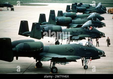 Eine rechte Seitenansicht einer Reihe eines Air Force Reserve A-10 Thunderbolt II-Flugzeugs der 47. Taktischen Kampfgeschwader, die auf der Fluglinie geparkt sind. Basis: Luftwaffenstützpunkt Barksdale Bundesstaat: Louisiana (LA) Land: Vereinigte Staaten von Amerika (USA) Stockfoto