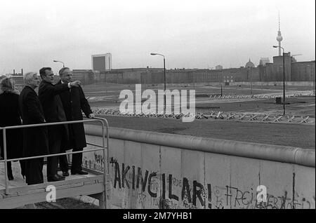 Vizepräsident George Bush blickt auf seiner Stadtrundfahrt über die Berliner Mauer in Ostberlin. Er wird von Bürgermeister von Weizacker und Kanzler Kohl begleitet. Basis: Westberlin Land: Deutschland / Deutschland (DEU) Stockfoto