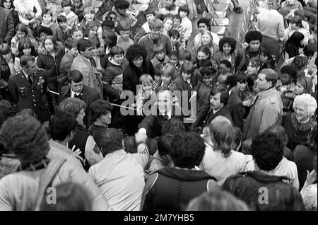 Vizepräsident George Bush spricht mit der amerikanischen Militärgemeinde im Berliner Brigade Gym während einer Stadtbesichtigung. Basis: Westberlin Land: Deutschland / Deutschland (DEU) Stockfoto
