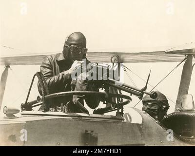 Oldtimer-Foto um 1918 von einem amerikanischen Zweisitzer-Kampfflugzeug mit Naval-Flugzeugen, die mit einem hinten montierten Lewis-Maschinengewehr Flugzeuge aus der Luft üben Stockfoto