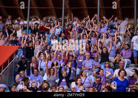 Concurs de Castells de Tarragona 2022 (Wettbewerb Tarragona Castells). Sonntagswettbewerb. Zuschauer auf der Tribüne (Tarragona, Katalonien, Spanien) Stockfoto