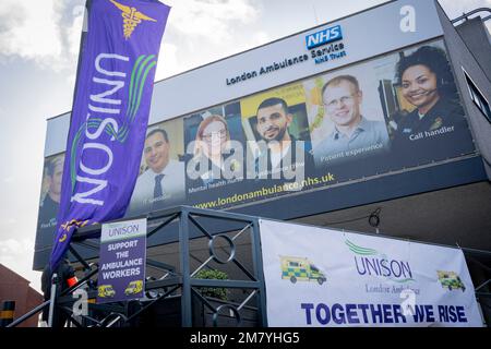 NHS (National Health Service) Krankenwagen Mitarbeiter der Gewerkschaft Unison, führen einen weiteren eintägigen Streik auf einer Streiklinie vor dem Hauptsitz des London Ambulance Service in Waterloo, am 11. Januar 2023, in London, England. Zwanzigtausend Arbeiter sind heute in England und Wales gegangen, werden aber immer noch lebensbedrohliche Notrufe beantworten. Stockfoto