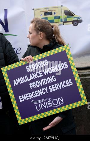 NHS (National Health Service) Krankenwagen Mitarbeiter der Gewerkschaft Unison, führen einen weiteren eintägigen Streik auf einer Streiklinie vor dem Hauptsitz des London Ambulance Service in Waterloo, am 11. Januar 2023, in London, England. Zwanzigtausend Arbeiter sind heute in England und Wales gegangen, werden aber immer noch lebensbedrohliche Notrufe beantworten. Stockfoto