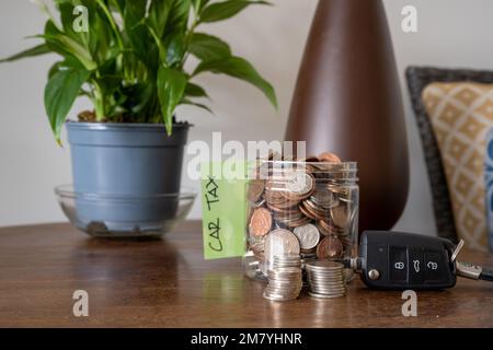 Einsparungsfenster mit lockerer Änderung der Kosten für die jährliche Kraftfahrzeugsteuer und das Wartungskonzept Stockfoto
