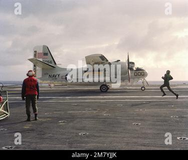 Rechte Seitenansicht eines Fracht-/Transportflugzeugs C-1A Trader unmittelbar nach der Landung auf dem Cockpit des Flugzeugträgers USS KITTY HAWK (CV 63). Das Luftfahrzeug ist dem Luftfahrtunternehmen zugewiesen. Basis: USS Kitty Hawk (CV 63) Stockfoto