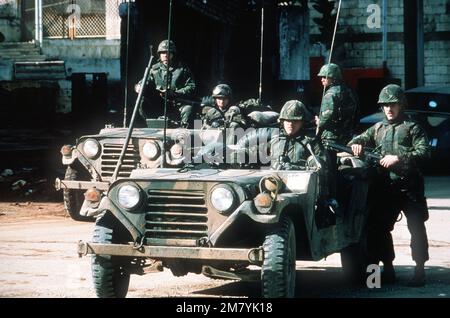 Marines patrouillieren eine Straße an Bord von Jeeps, während sie Mitglieder einer multinationalen Friedenstruppe sind. Basis: Beirut Land: Libanon (LBN) Stockfoto