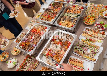 Blick von oben auf den Büfetttisch des Selbstbedienungsrestaurants mit Essen Stockfoto