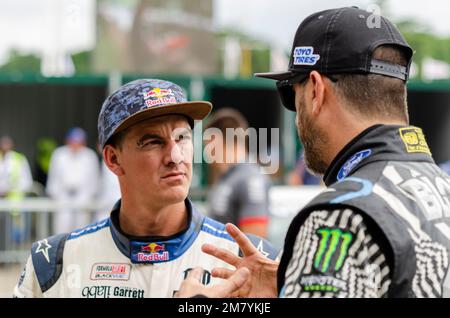 Stunt-Fahrer Michael „Mad Mike“ Whiddett und Ken Block beim Goodwood Festival of Speed 2016, Großbritannien. Von Red Bull und Ford Hoonigan gesponserte Fahrer Stockfoto