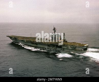 Ein Lufthafen-Viertelblick des Flugzeugträgers USS KITTY HAWK (CV 63) im Gange. Land: Pazifik (POC) Stockfoto