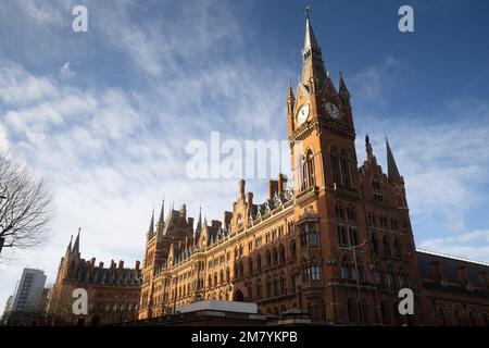 St. Das Pancras Renaissance Hotel London befindet sich in einem im Jahre 1873 erbauten gotischen Gebäude in St. Internationaler Bahnhof Pancras Stockfoto