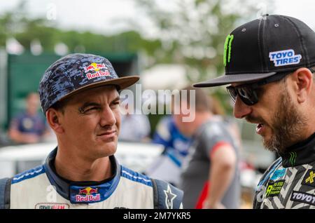 Stunt-Fahrer Michael „Mad Mike“ Whiddett und Ken Block beim Goodwood Festival of Speed 2016, Großbritannien. Von Red Bull und Ford Hoonigan gesponserte Fahrer Stockfoto