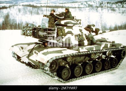 Marines aus dem 2. Panzerbattaillon, 2. Marine Division, manövrieren mit dem 60 Hauptpanzer über das arktische Gelände während der Übung kalter Winter '83. Betreff Betrieb/Serie: KALTER WINTER '83 Land: Norwegen (NOR) Stockfoto