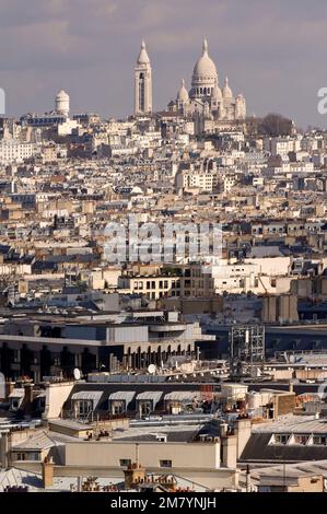 Blick über das Heilige Herz von Montmartre und die Dächer von Paris, Frankreich Stockfoto