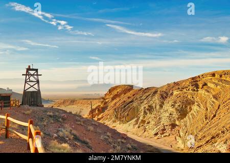 Die Straße führt in die ehemalige Silberberbergbaustadt Calico in der Mojave-Wüste, Kalifornien, USA Stockfoto