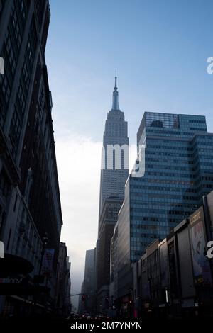 Stimmungsvoller Blick auf das Empire State Building in der 34. Street, Midtown Manhattan, New York, USA Stockfoto