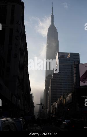 Stimmungsvoller Blick auf das Empire State Building in der 34. Street, Midtown Manhattan, New York, USA Stockfoto