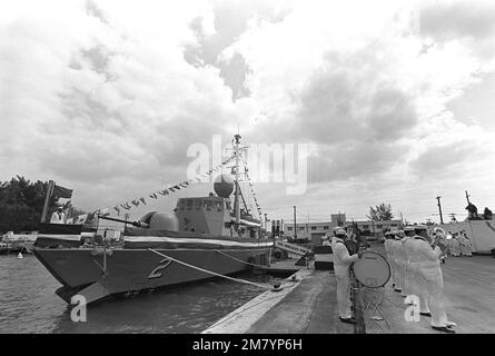 Ein Hafenbogenblick auf das Tragflächenflugzeug USS HERCULES (PHM 2) der Patrouillenkämpfer, das während der Zeremonie der Marinebande auftritt. Basis: Seattle Staat: Washington (WA) Land: Vereinigte Staaten von Amerika (USA) Stockfoto