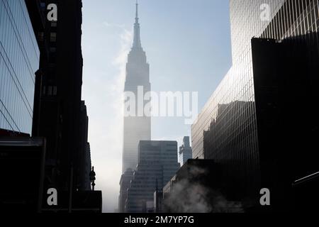 Stimmungsvoller Blick auf das Empire State Building in der 34. Street, Midtown Manhattan, New York, USA Stockfoto