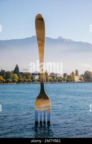 DIE GABEL VON VEVEY IM GENFER SEE, SKULPTUR DES SCHWEIZER KÜNSTLERS JEAN-PIERRE ZAUGG ZUM 10TH. JAHRESTAG DES ALIMENTARIUMS, DIE GABEL, DAS NESTLE MUSEUM, DER GENFER SEE, VEVEY, KANTON VAUD, SCHWEIZ Stockfoto