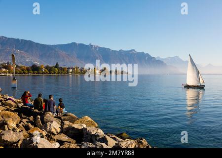 BOOTSFAHRT AUF DEM GENFER SEE MIT DEN KINDERWAGEN UND DER GABEL VON VEVEY, SKULPTUR DES SCHWEIZER KÜNSTLERS JEAN-PIERRE ZAUGG, GENFER SEE, VEVEY, KANTON VAUD, SCHWEIZ Stockfoto