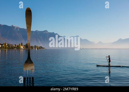 PADDLER IN DER NÄHE DER GABEL VON VEVEY AM GENFER SEE, SKULPTUR DES SCHWEIZER KÜNSTLERS JEAN-PIERRE ZAUGG ZUM 10TH. JAHRESTAG DES ALIMENTARIUMS, DER GABEL, DEM NESTLE MUSEUM, DEM GENFER SEE, VEVEY, KANTON VAUD, SCHWEIZ Stockfoto