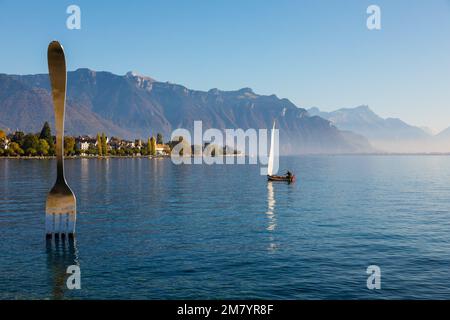 SEGELN IN DER NÄHE DER GABELUNG VON VEVEY AM GENFER SEE, SKULPTUR DES SCHWEIZER KÜNSTLERS JEAN-PIERRE ZAUGG ZUM 10TH. JAHRESTAG DES ALIMENTARIUMS, DIE GABELUNG, DAS NESTLE MUSEUM, ABENTEUERLICH, GENFER SEE, VEVEY, KANTON VAUD, SCHWEIZ Stockfoto