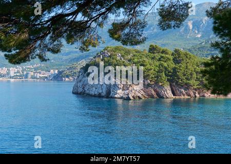 Blick von oben auf die wunderschöne blaue Meeresoberfläche und die fantastische felsige Küste, Montenegro Stockfoto