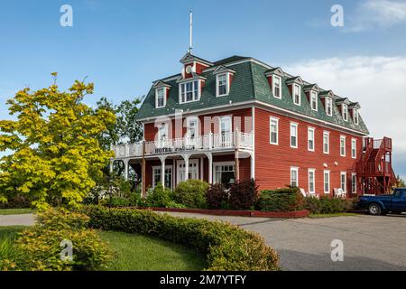 HOTEL RESTAURANT PAULIN erbaut 1891 IM VIKTORIANISCHEN STIL, CARAQUET, NEW BRUNSWICK, KANADA, NORDAMERIKA Stockfoto