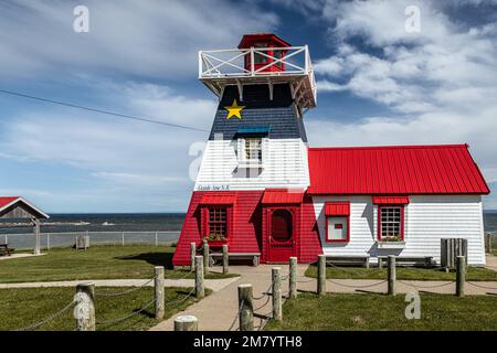 Holz- und Leuchtturm arcadian Farben, Grande Anse, NEW BRUNSWICK, KANADA, NORDAMERIKA Stockfoto