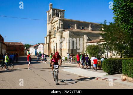 Die Radtour des Triathlons vorbei an der Iglesia de Nuestra Senora de la Asuncion Lantadilla Palencia Castile und Leon Spain Stockfoto