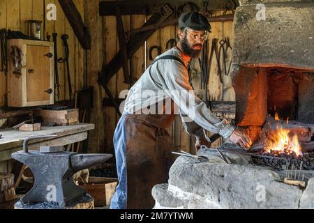 Der SCHMIED UND DER VON FORGE 1874, historische Acadian Village, Bertrand, NEW BRUNSWICK, KANADA, NORDAMERIKA Stockfoto