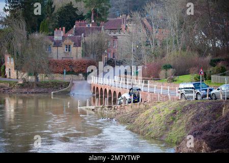 Hochwasser auf dem Fluss Severn im englischen Landdorf Arley, Worcestershire, Großbritannien. Stockfoto