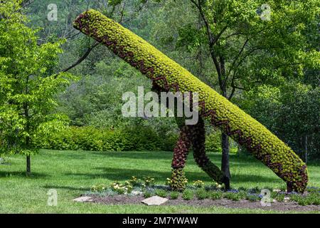 VEGETAL SKULPTUR EINES Mi'kmaq AMERINDIAN UND SEINEM KANU, MOSAICULTURE, Botanischer Garten, EDMUNDSTON, NEW BRUNSWICK, KANADA, NORDAMERIKA Stockfoto