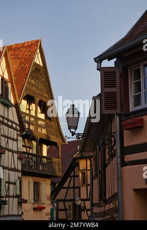 Eguisheim Straßenszene nach Sonnenaufgang Stockfoto