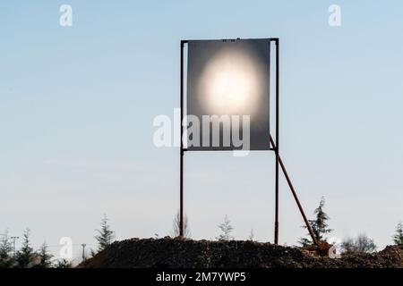 Große, flache Spiegel, die das Sonnenlicht verfolgen, werden als Heliostate bezeichnet und bündeln das Sonnenlicht auf einen Empfänger oben auf einem Turm. Heliostat-Tests werden durchgeführt. Stockfoto