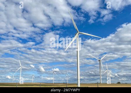 WINDTURBINENFELD IN BEAUCE, EURE-ET-LOIR, REGION CENTRE, FRANKREICH Stockfoto