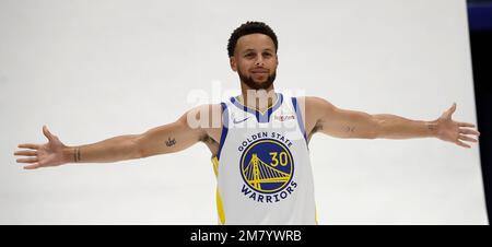 Der Garde der Golden State Warriors, Stephen Curry, zeigt seine „Flügelspanne“ während eines Fotoshooting Stockfoto