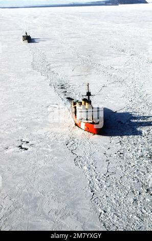 Ein Steuerbordbogenblick auf den verankerten Eisbrecher der US Coast Guard USCGC POLAR STAR (WAGB 10), der den Transportöler USS MAUMEE (T-AOT 149) in den Hafen begleitet. Staat: McMurdo Sound Country: Antarktis (ATA) Stockfoto
