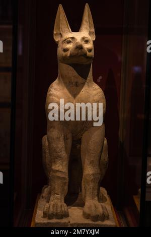 Skulptur des Hundes Anubis, gott und Hüter des Grabes, Pyramiden, Grabstätte der Könige pharaonen. Gott des Todes und des Jenseits im Museum. Altes Ägypten A Stockfoto