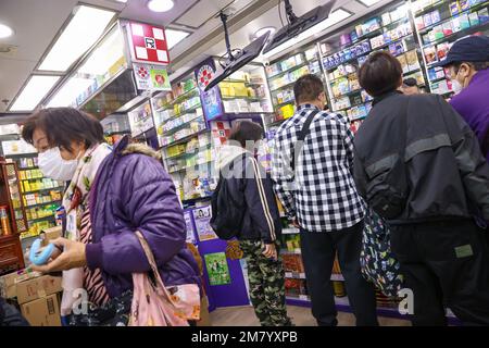 Menschen suchen nach Antidiarrheal Medicine und proprietären chinesischen Medikamenten in Sheung Shui, jetzt diese sind populär während der Omicron XBB.1,5 Ausbruch in China.04JAN23 SCMP /K. Y. Cheng Stockfoto