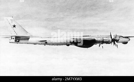 Rechte Seitenansicht eines sowjetischen TU-95 Bear D Flugzeugs im Flug. "Sowjetische Militärmacht", 1983, Seite 98-99. Land: Unbekannt Stockfoto